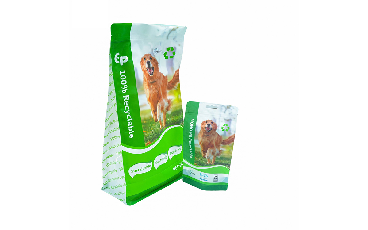 Packaging di alimenti per animali domestici sostenibili ecologici con simbolo riciclabile e design verde